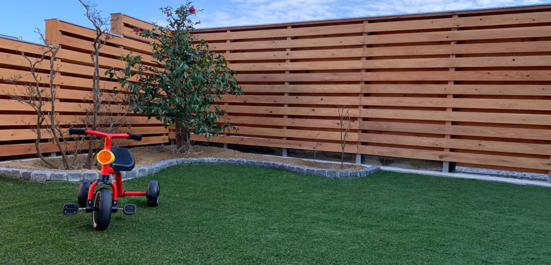 人工芝でローメンテナンスの庭 ブログ 外構工事 ガーデンエクステリアのことならestina エスティナ 福知山へ