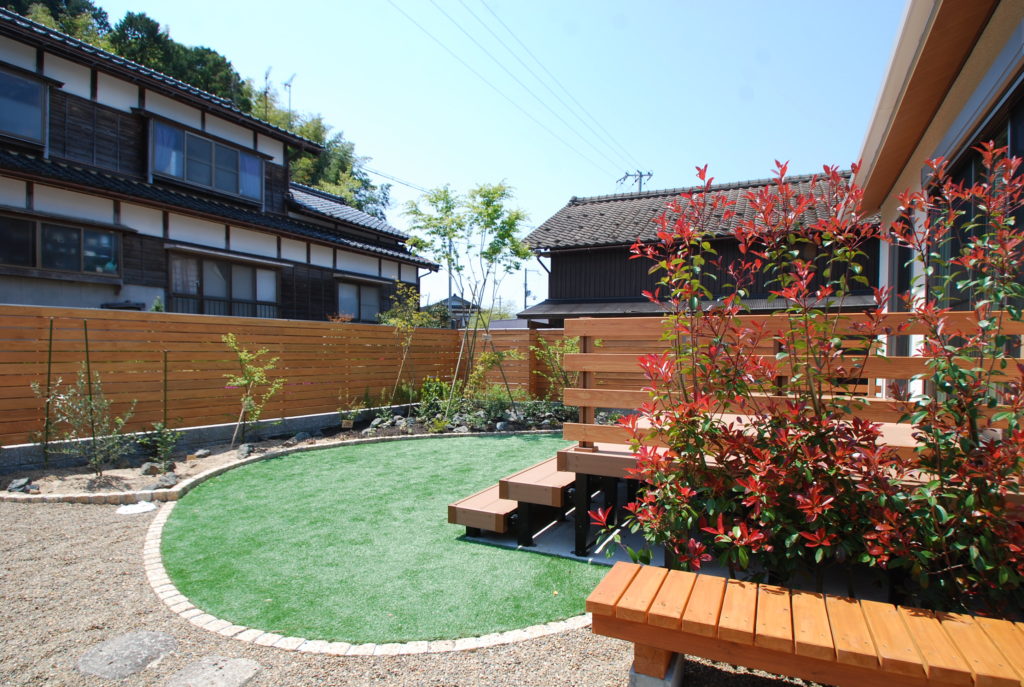 梅雨時期のお庭 雑草の処理が大変 少ない手入れでキレイを保てる庭づくり 福知山市で外構工事 ブログ 外構工事 ガーデンエクステリアのことならestina エスティナ 福知山へ